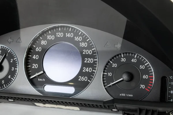 速度計 タコメータなどのツールを備えた白い矢印と車のダッシュボードは 白の隔離された背景に近代的なスタイルで車両の状態を監視する — ストック写真