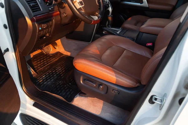 Samochód Domu Kierowcy Brązowe Wnętrze Prestiżowego Nowoczesnego Samochodu Przednie Siedzenia — Zdjęcie stockowe