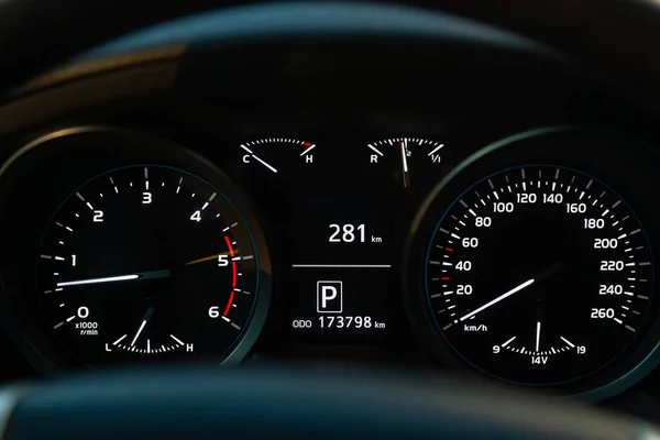 近代的な車のライトアップダッシュボードを閉じます 速度計の白い矢印 — ストック写真