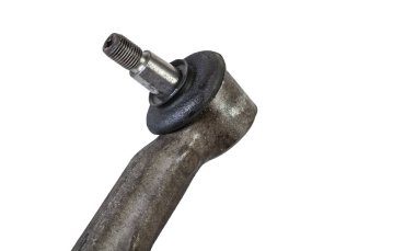 Beyaz arka planda izole edilmiş ikinci el top eklemleri direksiyon merkeziyle süspansiyon kolunu birleştiren montajdır..