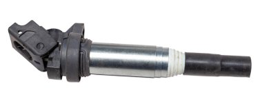 Motor için siyah kontak bobini, beyaz arka planda izole edilmiş. Garajda araç tamiri için yedek parça.