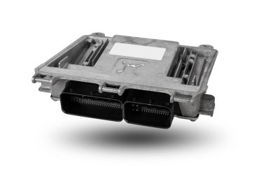 Beyaz izole arka planda yükselen plastik elementli metalik otomobil motor kontrol ünitesi çeşitli alt sistemleri, birimleri ve montajları birbirine bağlıyor. Yedek parça.