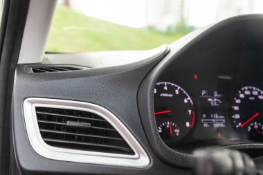 Araba kremi. Arabanın içindeki hava akışı. Detaylı iç mekan. Hava kanalları, yansıtıcılar araç panelinde.