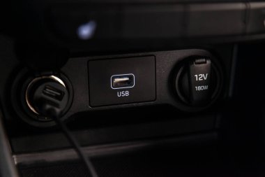 Lüks otomobilde multimedya oynatıcıları bağlamak için usb ve aux bağlantı noktaları.