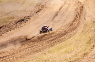 Sıcak bir yaz gününde hafta sonu antrenmanı sırasında bir ralli pistinde küçük bir spor aracı bulanıklaştı..