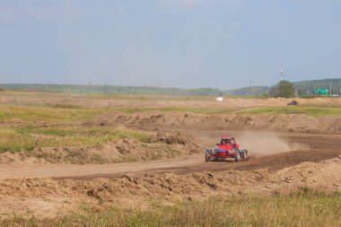 Sıcak bir yaz gününde hafta sonu antrenmanı sırasında bir ralli pistinde küçük bir spor aracı bulanıklaştı..