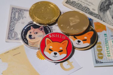 Dogecoin DOGE, bitcoin, Ethereum ETH, Shiba Coin, içinde Kripto para birimi ile birlikte 100 ABD Doları yeni para yığını üzerinde Amerikan Sanal zinciri teknolojisi gelecek para yakın konsept