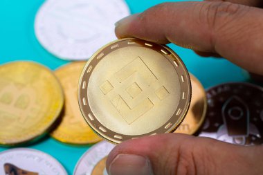 Kripto para birimi Dogecoin DOGE, bitcoin BTC, Ethereum ETH sembolü Sanal engelleme teknolojisi ile birlikte el veya parmak seçen Binance Coin BNB grubu dijital paradır ve Macro.