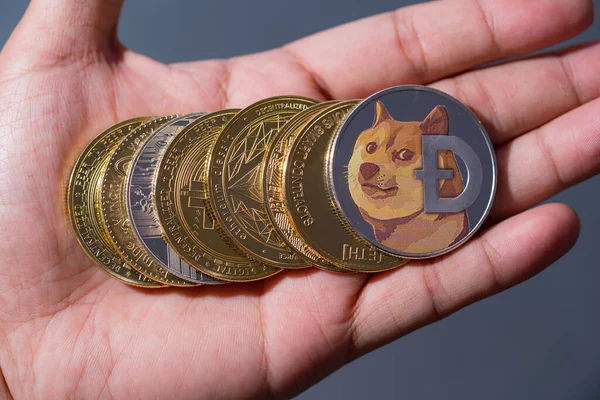 Dogecoin Doge Bitcoin Ethereum Eth Xrp Coin 包含在人类手中的加密货币硬币虚拟区块链技术的未来是背景闭合概念 — 图库照片