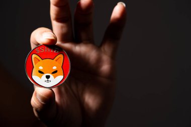 Kara oda sembolü Dogecoin DOGE ile birlikte Shiba madeni paralarını seçen el ya da parmaklar. Sanal engelleme teknolojisinin geleceği dijital para ve Makro 'dur..