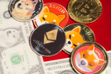 Dogecoin DOGE, bitcoin, Ethereum ETH, Shiba Coin, içinde Kripto para birimi ile birlikte 100 ABD Doları yeni para yığını üzerinde Amerikan Sanal zinciri teknolojisi gelecek para yakın konsept