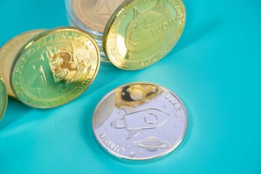 Crypto para birimi Dogecoin DOGE, bitcoin BTC, Ethereum ETH, Binance Coin BNB sembolü Sanal engelleme teknolojisi ile birlikte Stellar lumen XLM grubu paraya yakındır ve Macro kavramı.