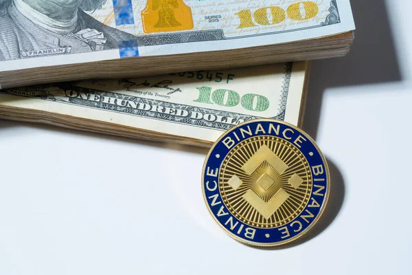 Binance Coin BNB 'nin içinde Kripto para destesi ile birlikte 100 Amerikan Doları istiflenmiş para Amerikan engelleme teknolojisi gelecek parası