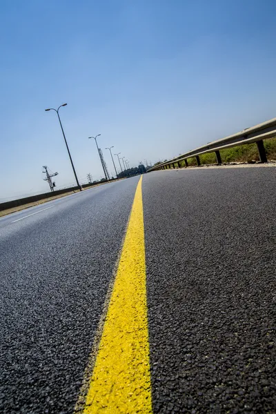 Sarı çizginin olan yol