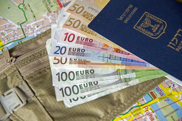 Izraelski paszport z pieniędzy — Zdjęcie stockowe