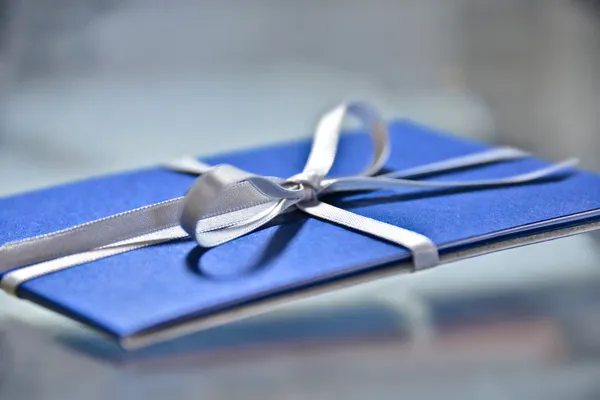 Tarjeta de regalo con cinta . — Foto de Stock