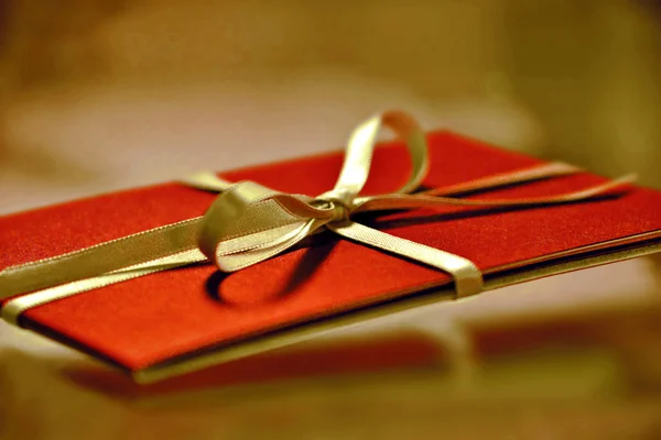 Tarjeta de regalo roja . Imagen de stock