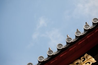 kuş mavi gökyüzü karşı Japon Tapınağı çatı üzerinde.