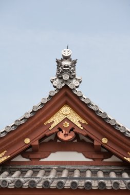 Mavi gökyüzü karşı Japon Tapınağı çatı detay