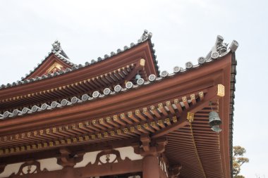 Mavi gökyüzü karşı Japon Tapınağı çatı detay.