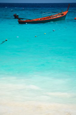 kırmızı tekne güzel mavi deniz Güney Tayland, Asya