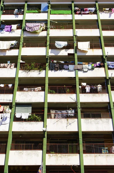В Малайзии на балконе сушат бельё — стоковое фото