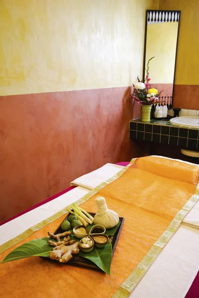 Cadre de massage spa avec timbres compresse à base de plantes thaï dans la salle de spa — Photo