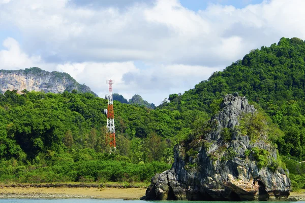 Torres de telecomunicaciones en la isla samui Tailandia — Foto de Stock