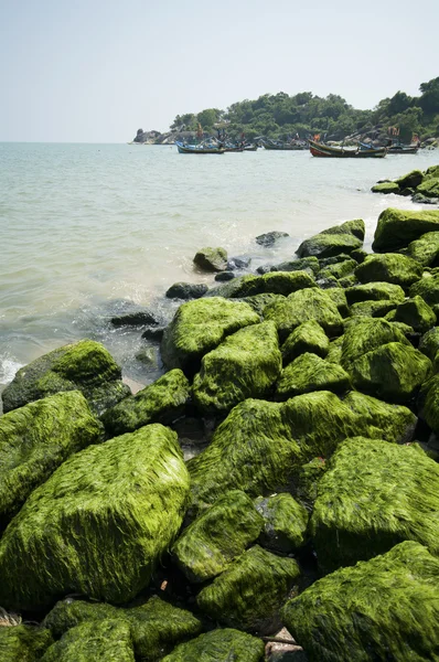 Beautiful tropical beach with green stones south of Thailand — Stock Photo, Image