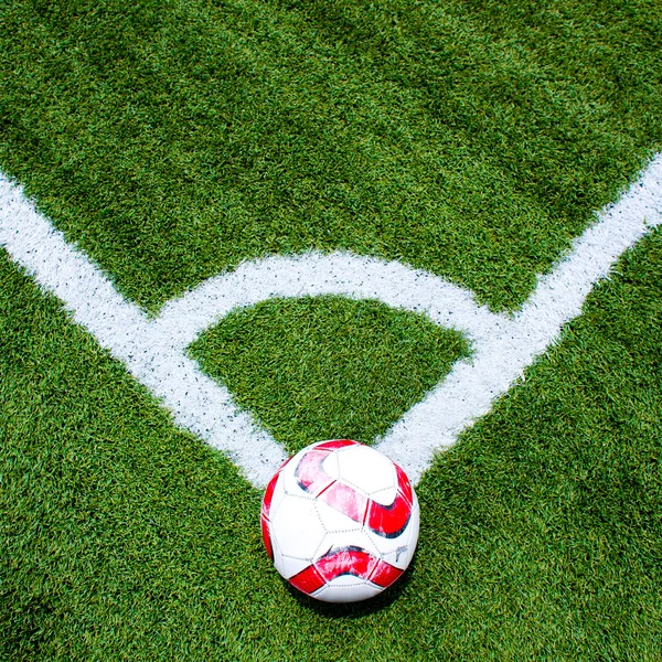 Pallone da calcio all'angolo del campo — Foto Stock