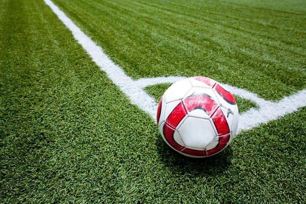 Pelota de fútbol en la esquina del campo — Foto de Stock