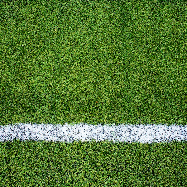 Raya blanca en el campo de fútbol verde desde la vista superior — Foto de Stock