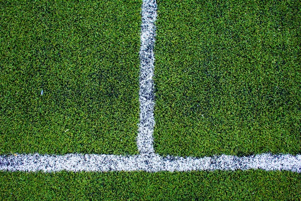 Πράσινο φυσικό χόρτο ενός γηπέδου ποδοσφαίρου ποδοσφαίρου — Φωτογραφία Αρχείου