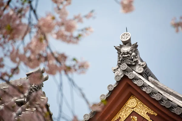 日本寺庙屋顶对蓝蓝的天空上的详细信息. — 图库照片