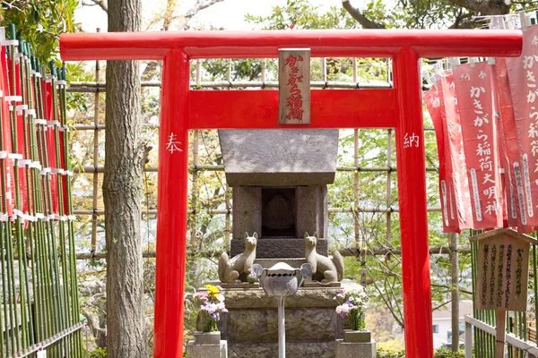 Röda porten på en helgedom i japan — Stockfoto