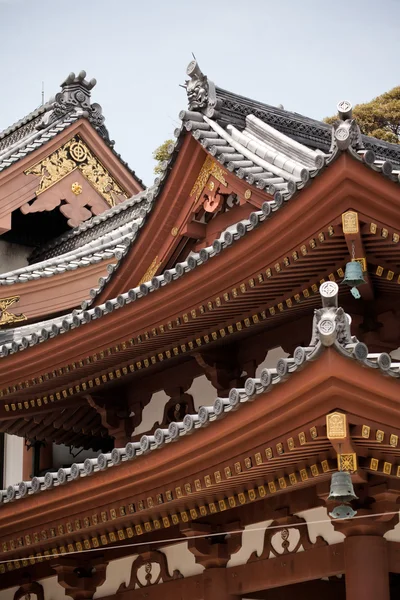 Dettaglio sul tetto del tempio giapponese contro il cielo blu . — Foto Stock