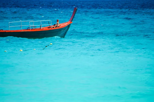 Rode boot op de mooie blauwe zee van Zuid-thailand, Azië — Stockfoto