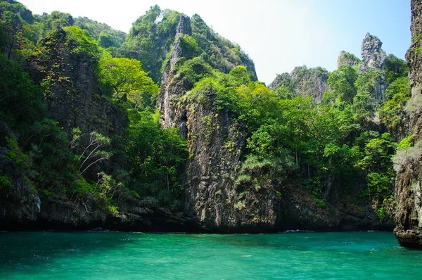 Piękne błękitne morze z południowej krabi Tajlandia, Azja — Zdjęcie stockowe