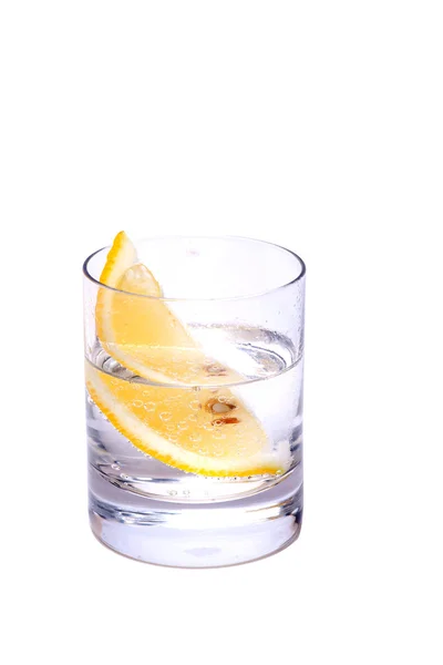 Свежий коктейль мохито с лимоном на белом фоне — стоковое фото