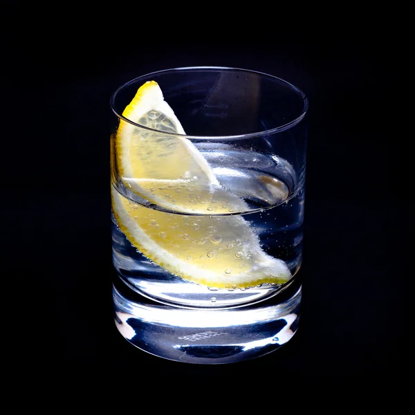 Φρέσκο mojito cocktail με λεμόνι που απομονώνονται σε μαύρο φόντο — Φωτογραφία Αρχείου