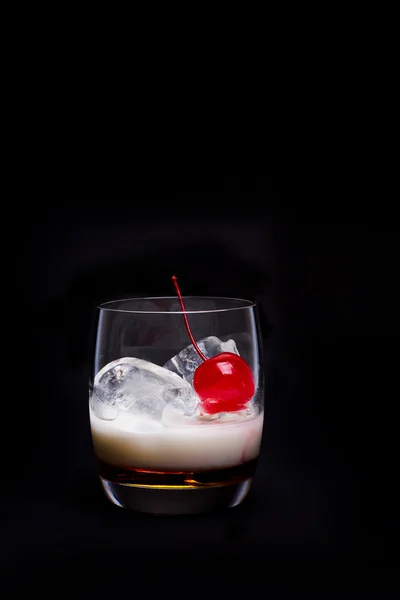 Cocktail alb rusesc izolat pe negru — Fotografie, imagine de stoc