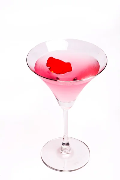 Coquetel cosmopolita com rosa em cima de um fundo branco — Fotografia de Stock