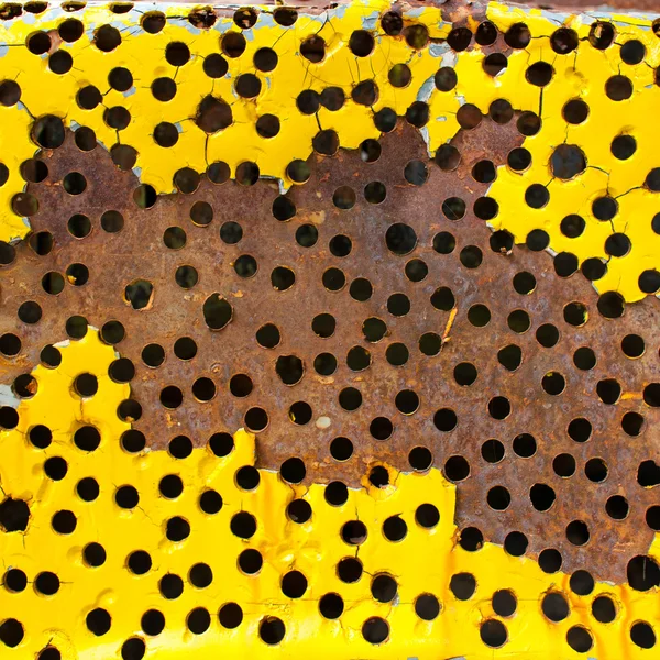 円形の穴のパターンを持つ古い金属のテクスチャ — ストック写真