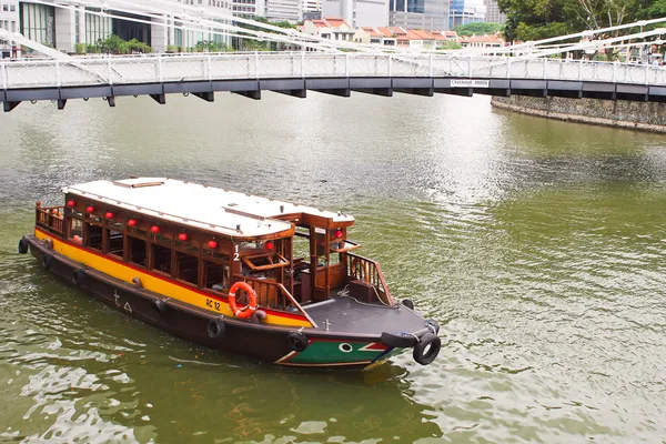 Singapur Nehri üzerinde tekne — Stok fotoğraf