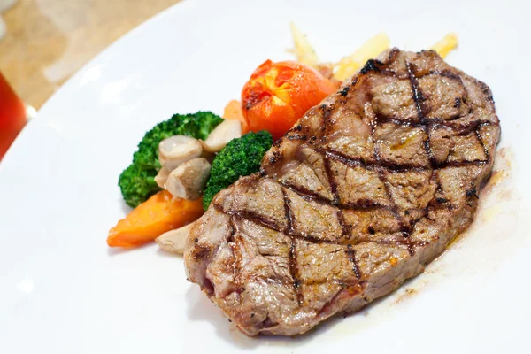 Filete de carne de res a la parrilla con tomate —  Fotos de Stock