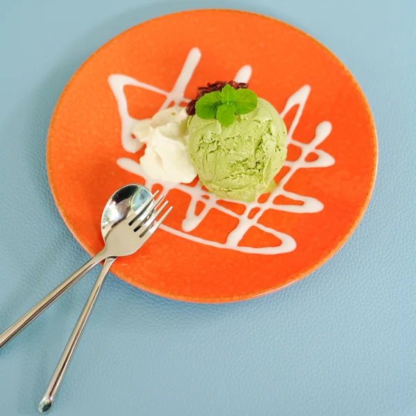 Helado té verde en plato de naranja —  Fotos de Stock
