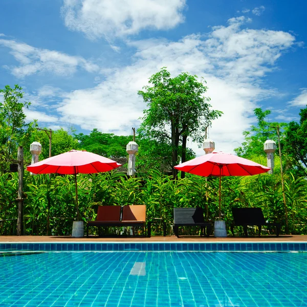 Sunbeds beside the pool — Stock Photo, Image