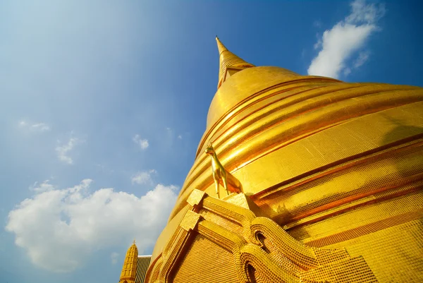 El hito de la pagoda de oro de Tailandia — Foto de Stock