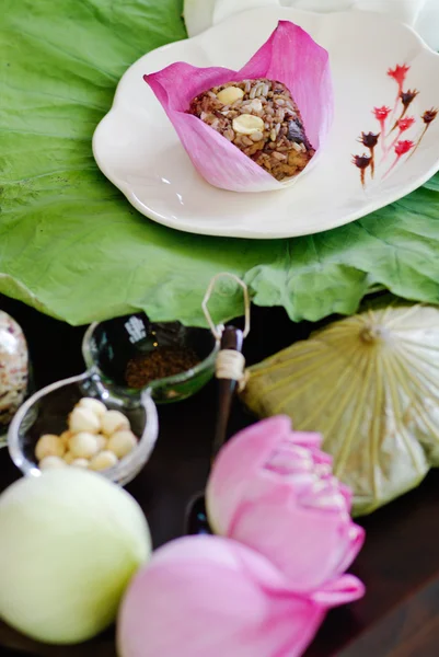 Thaise gebakken rijst in lotus blad pakket. — Stockfoto