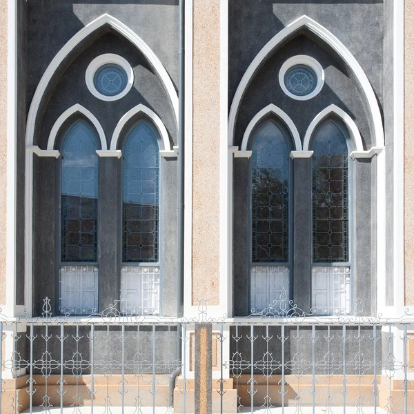 Два вікна в церкві — стокове фото